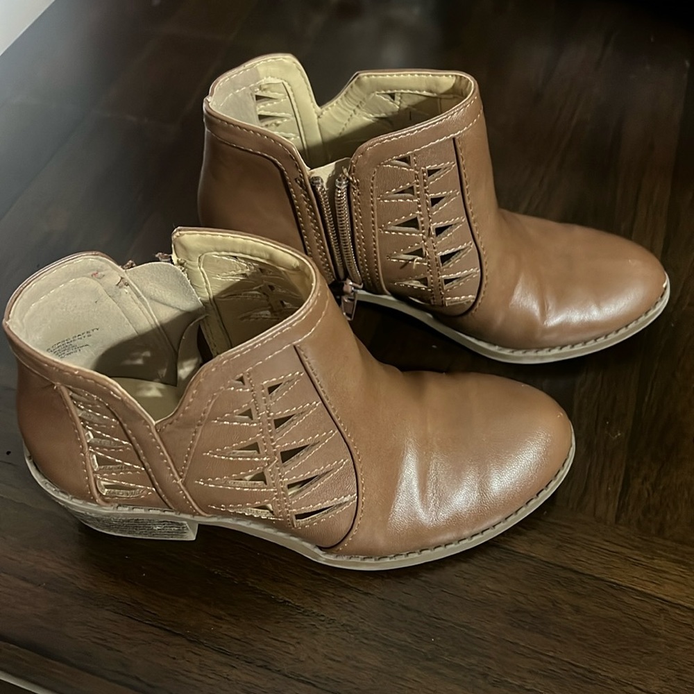 SHOE SALE! Little Girls Size 1 Brown Soda Booties